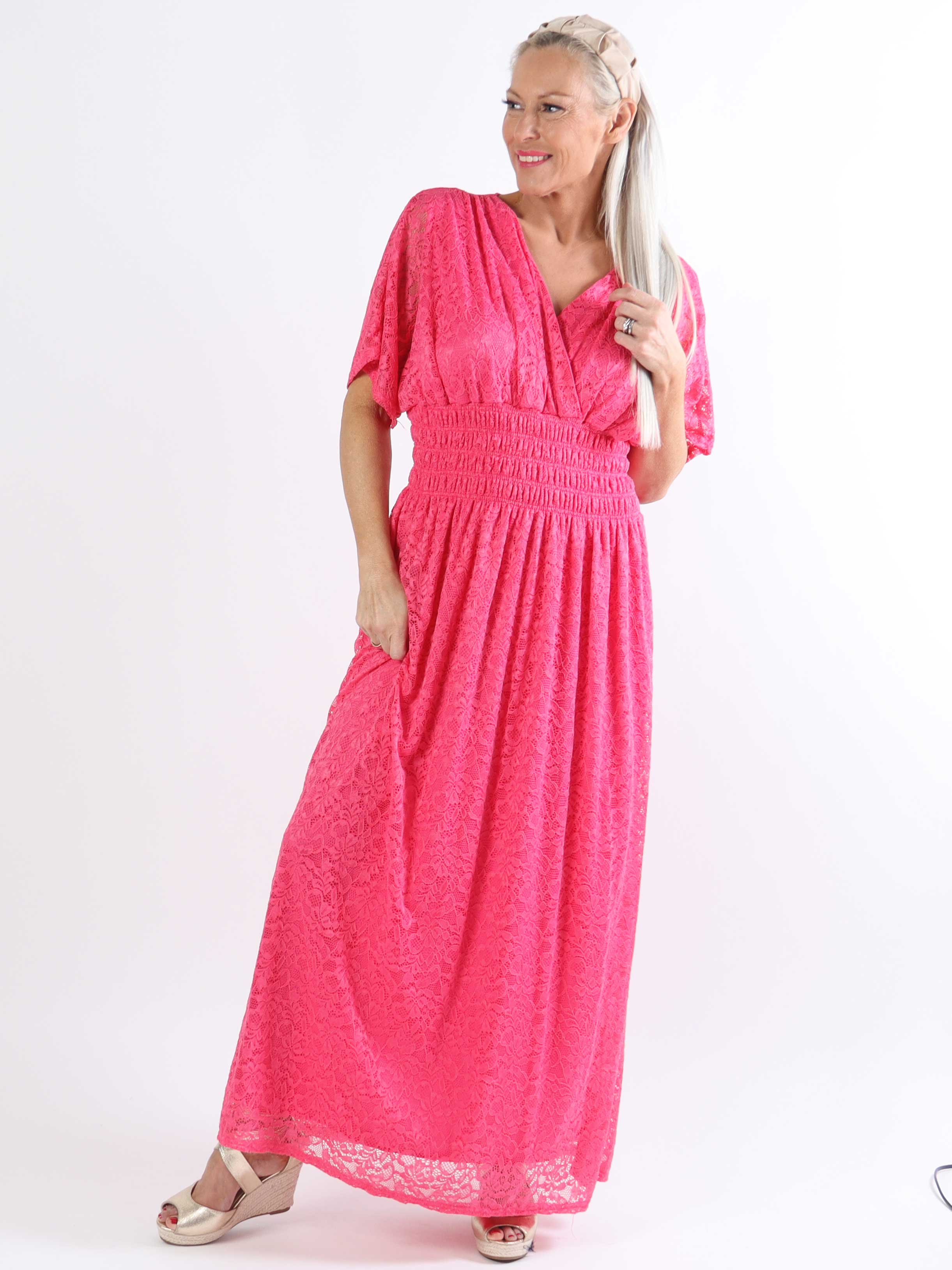 Pams Lace - Lang plus size kjole i blonde med smock under brystet